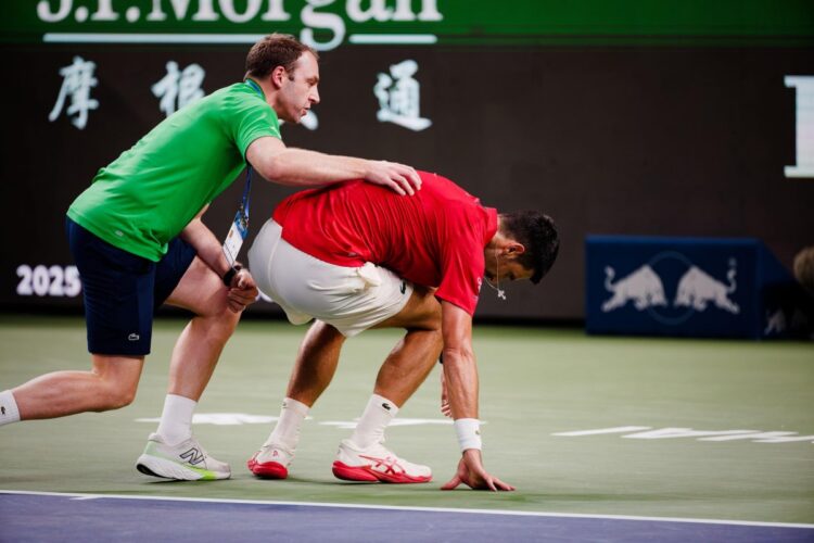 Nova Djokovic mentre viene soccorso