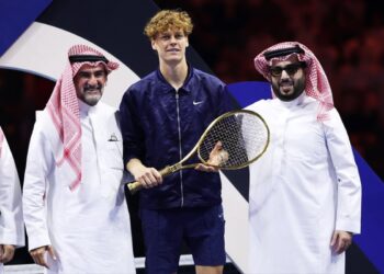 Jannik Sinner in mezzo a due emiri nel Six Kings Slam vinto