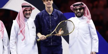 Jannik Sinner in mezzo a due emiri nel Six Kings Slam vinto