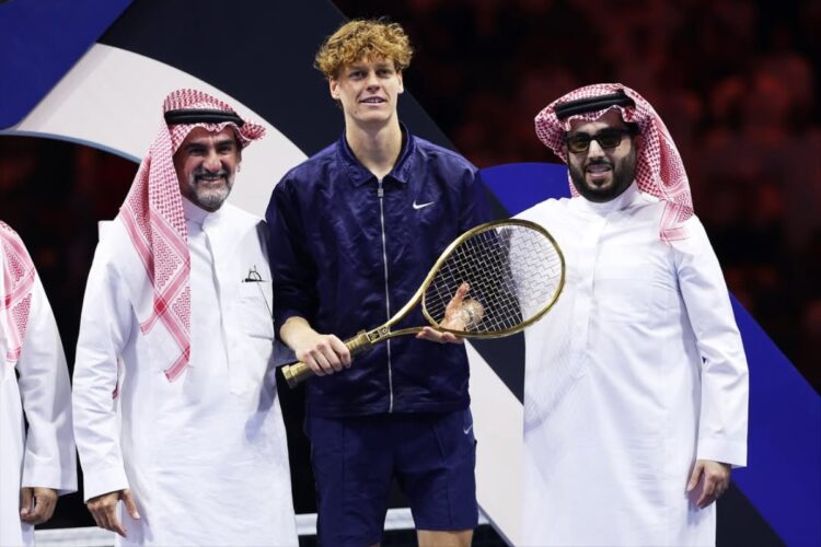 Jannik Sinner in mezzo a due emiri nel Six Kings Slam vinto