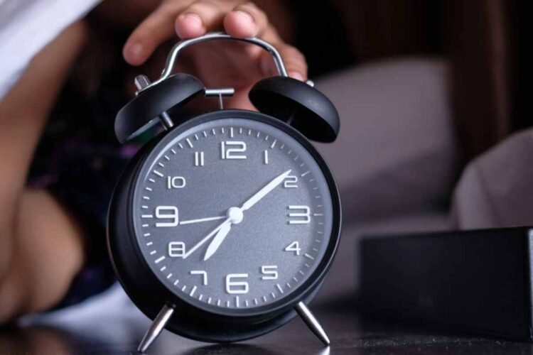 Ora solare in arrivo: l’orario preciso in cui spostare le lancette e cosa cambia davvero - alanews.it