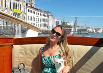 Pamela Genini e la sua cagnolina