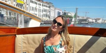 Pamela Genini e la sua cagnolina