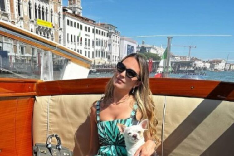 Pamela Genini e la sua cagnolina