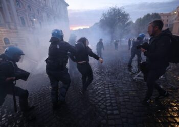 Poliziotti feriti durante le manifestazioni