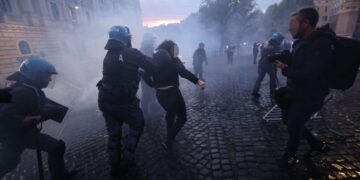 Poliziotti feriti durante le manifestazioni