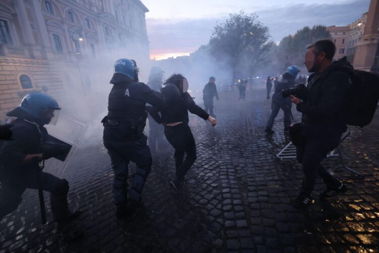 Poliziotti feriti durante le manifestazioni