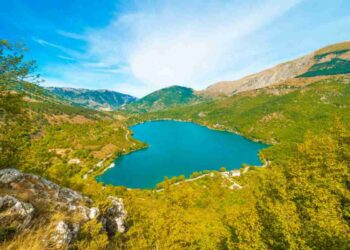 Il borgo più bello d’Italia in autunno si trova in Abruzzo: ha un lago a forma di cuore