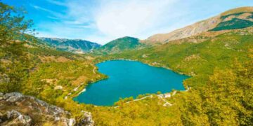 Il borgo più bello d’Italia in autunno si trova in Abruzzo: ha un lago a forma di cuore