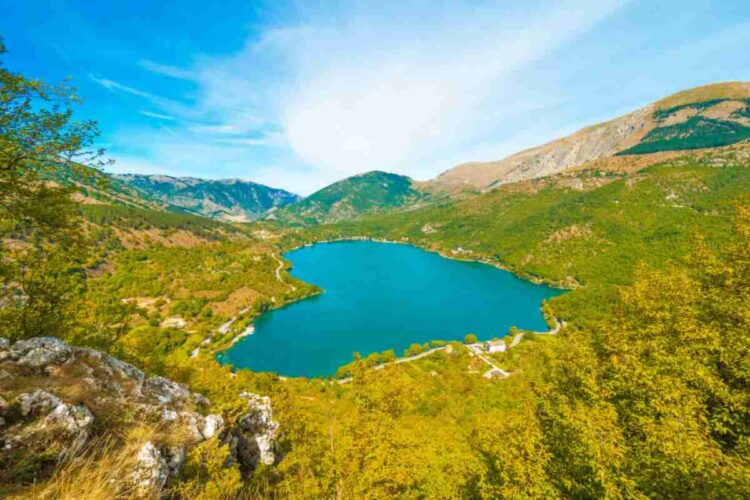 Il borgo più bello d’Italia in autunno si trova in Abruzzo: ha un lago a forma di cuore - www.alanews.it