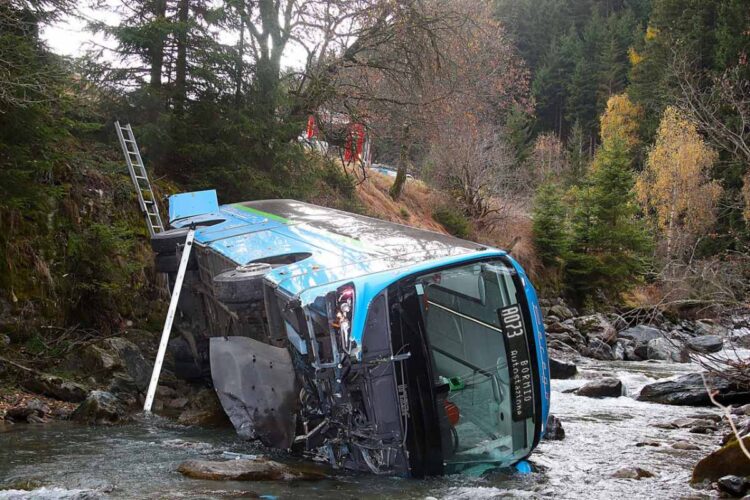 Scuolabus finisce in un torrente in Valfurva