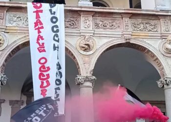 Lo striscione appeso fuori dalla Statale di Milano