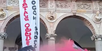 Lo striscione appeso fuori dalla Statale di Milano