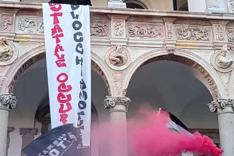 Lo striscione appeso fuori dalla Statale di Milano