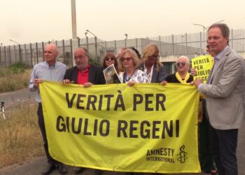 Manifestanti che invocano "Verità per Giulio Regeni"