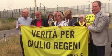 Manifestanti che invocano "Verità per Giulio Regeni"