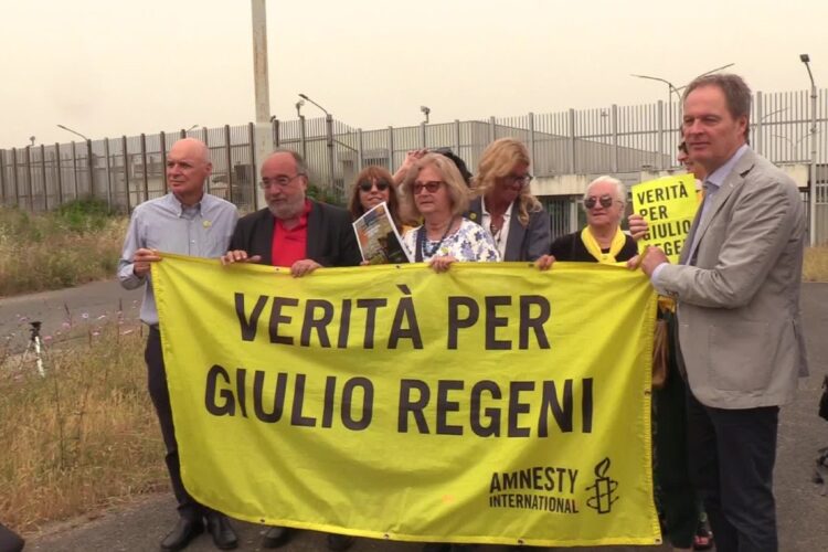 Manifestanti che invocano "Verità per Giulio Regeni"