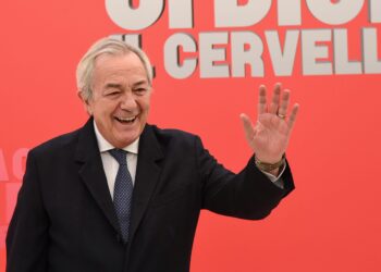 Addio a Remo Girone: l’uomo dietro Tano Cariddi, il volto che ha segnato la tv italiana