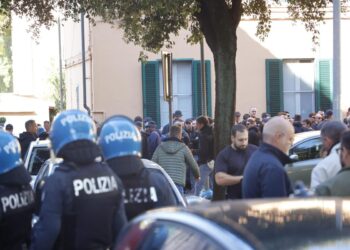 Tafferugli tra tifosi del Verona e del Pisa prima della partita di Serie A