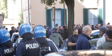 Tafferugli tra tifosi del Verona e del Pisa prima della partita di Serie A