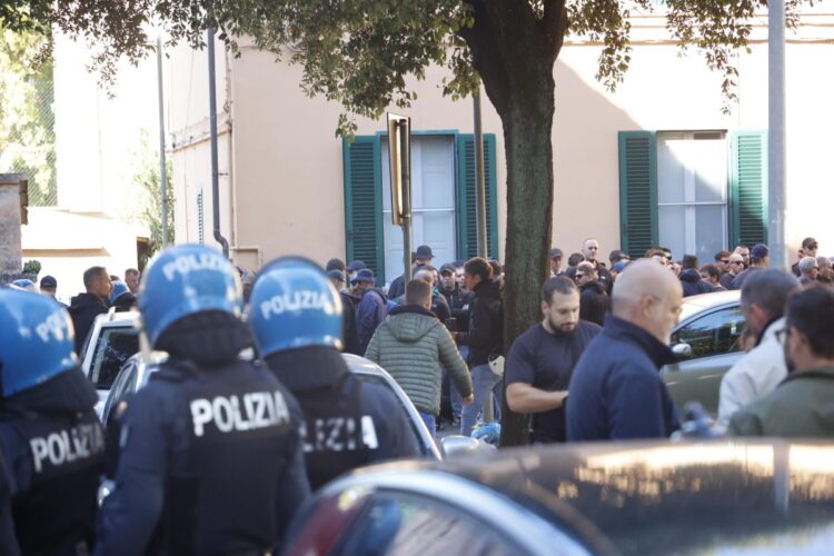 Tafferugli tra tifosi del Verona e del Pisa prima della partita di Serie A