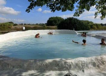 Altro che terme di Bucarest, queste in Italia sono gratis e tra le più belle di sempre (scopri dove)