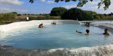 Altro che terme di Bucarest, queste in Italia sono gratis e tra le più belle di sempre (scopri dove)