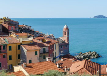 Non pensavo di innamorarmi così di un borgo ligure: in autunno regala panorami da sogno