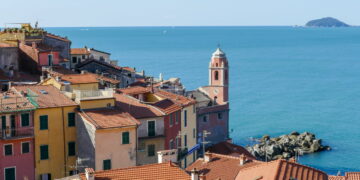 Non pensavo di innamorarmi così di un borgo ligure: in autunno regala panorami da sogno
