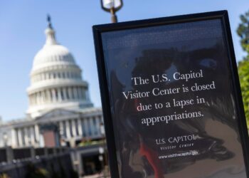 Un cartello che avvisa i visitatori di Capitol Hill dello Shutdown in corso