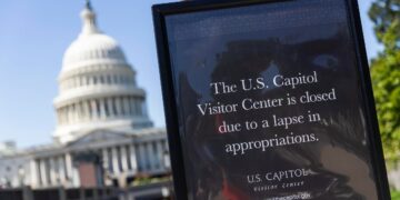 Un cartello che avvisa i visitatori di Capitol Hill dello Shutdown in corso