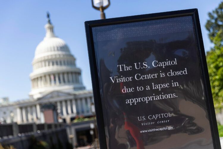 Un cartello che avvisa i visitatori di Capitol Hill dello Shutdown in corso