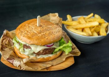 Un hamburger e delle patatine