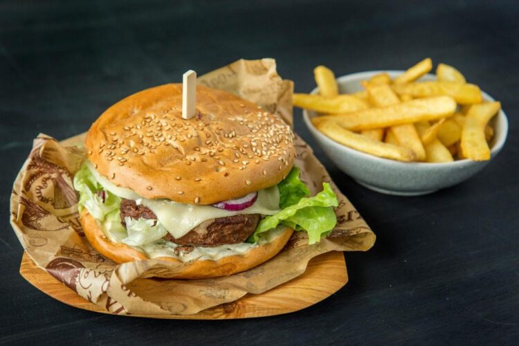 Un hamburger e delle patatine