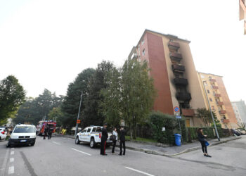 Un incendio in una palazzina di quattro piani ha causato la morte di tre persone, la scorsa notte, a Cornaredo, nel Milanese, 11 ottobre 2025