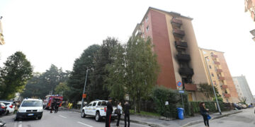Un incendio in una palazzina di quattro piani ha causato la morte di tre persone, la scorsa notte, a Cornaredo, nel Milanese, 11 ottobre 2025