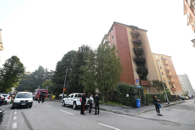 Un incendio in una palazzina di quattro piani ha causato la morte di tre persone, la scorsa notte, a Cornaredo, nel Milanese, 11 ottobre 2025