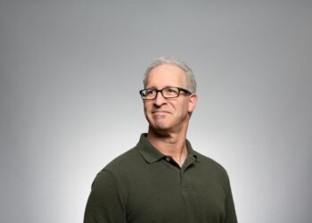 Un uomo con i capelli bianchi