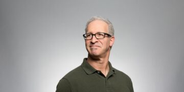 Un uomo con i capelli bianchi