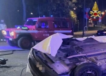 Una immagine diffusa dai Vigili del Fuoco mostra l'auto coinvolta nell'incidente accaduto nella notte ad Asiago