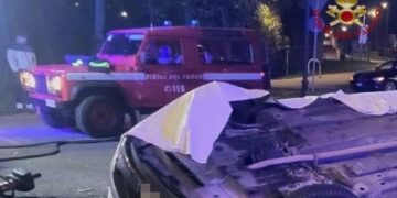 Una immagine diffusa dai Vigili del Fuoco mostra l'auto coinvolta nell'incidente accaduto nella notte ad Asiago