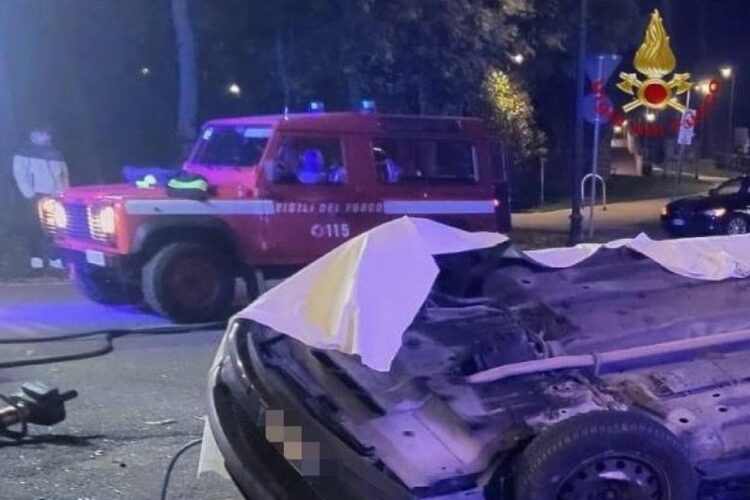 Una immagine diffusa dai Vigili del Fuoco mostra l'auto coinvolta nell'incidente accaduto nella notte ad Asiago