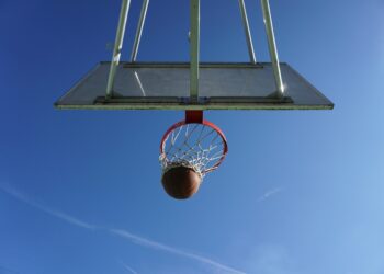 Una palla da basket dentro a un canestro