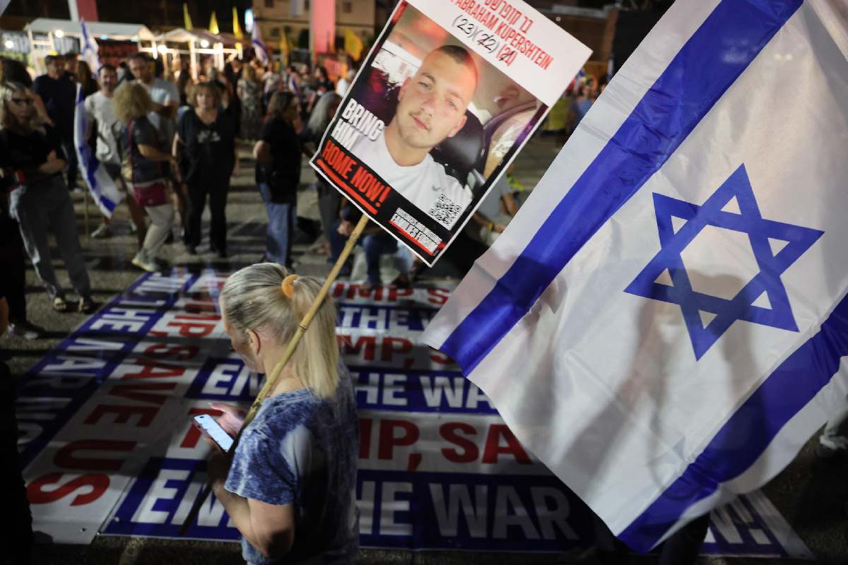 Una protesta volta a chiedere ad Hamas la liberazione degli ostaggi israeliani