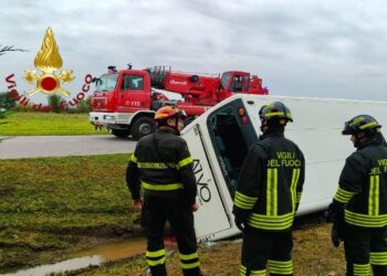 Incidente a Oderzo Vigili del fuoco e mezzi di soccorso nel punto in cui si sono scontrati l'autobus e il suv
