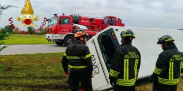 Incidente a Oderzo Vigili del fuoco e mezzi di soccorso nel punto in cui si sono scontrati l'autobus e il suv