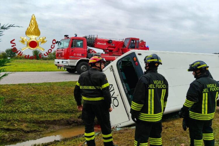 Incidente a Oderzo Vigili del fuoco e mezzi di soccorso nel punto in cui si sono scontrati l'autobus e il suv