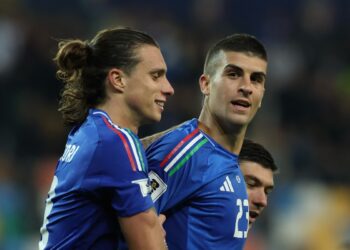 Gianluca Mancini e Riccardo Calafiori festeggiano il gol del 3-0