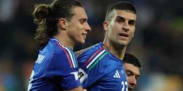 Gianluca Mancini e Riccardo Calafiori festeggiano il gol del 3-0