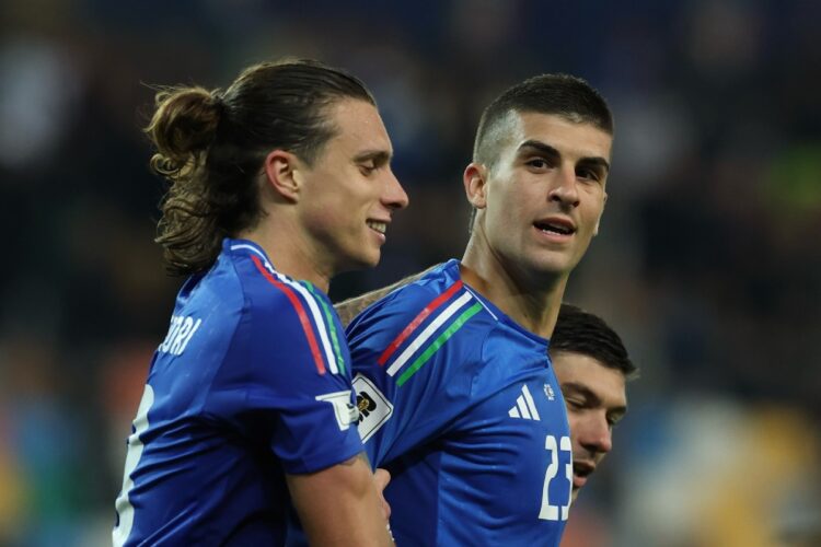 Gianluca Mancini e Riccardo Calafiori festeggiano il gol del 3-0